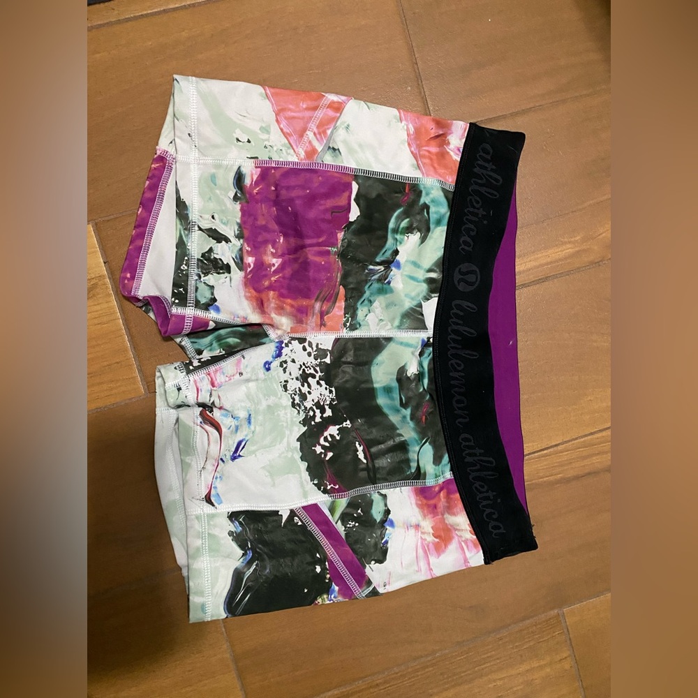 Has 2 waistband pockets, pocket on each side and pull tie on the inner waistband